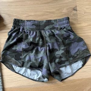 Lululemon Hotty Hot 4” size 6 short